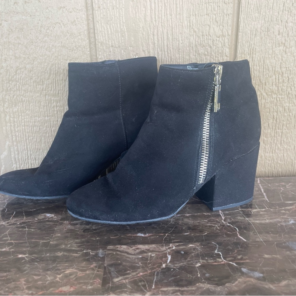 Black DV ankle booties